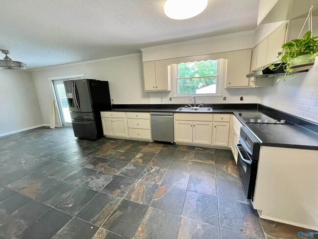 Building Photo - 304 Meadowbrook Dr SE