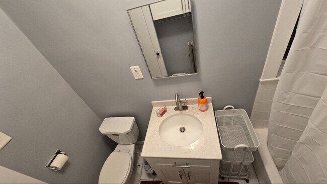Building Photo - Stylish 2BR/1BA – 800 Sq Ft | All Utilitie...