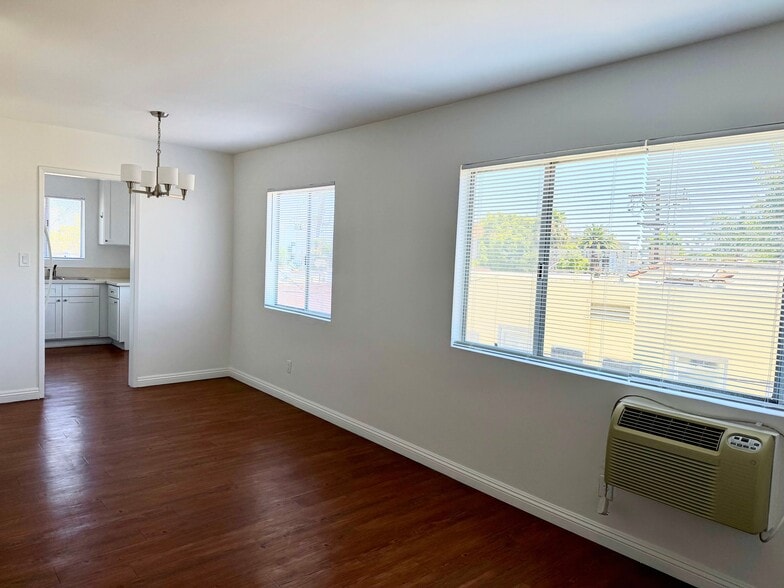Building Photo - 508 N Kenmore Ave