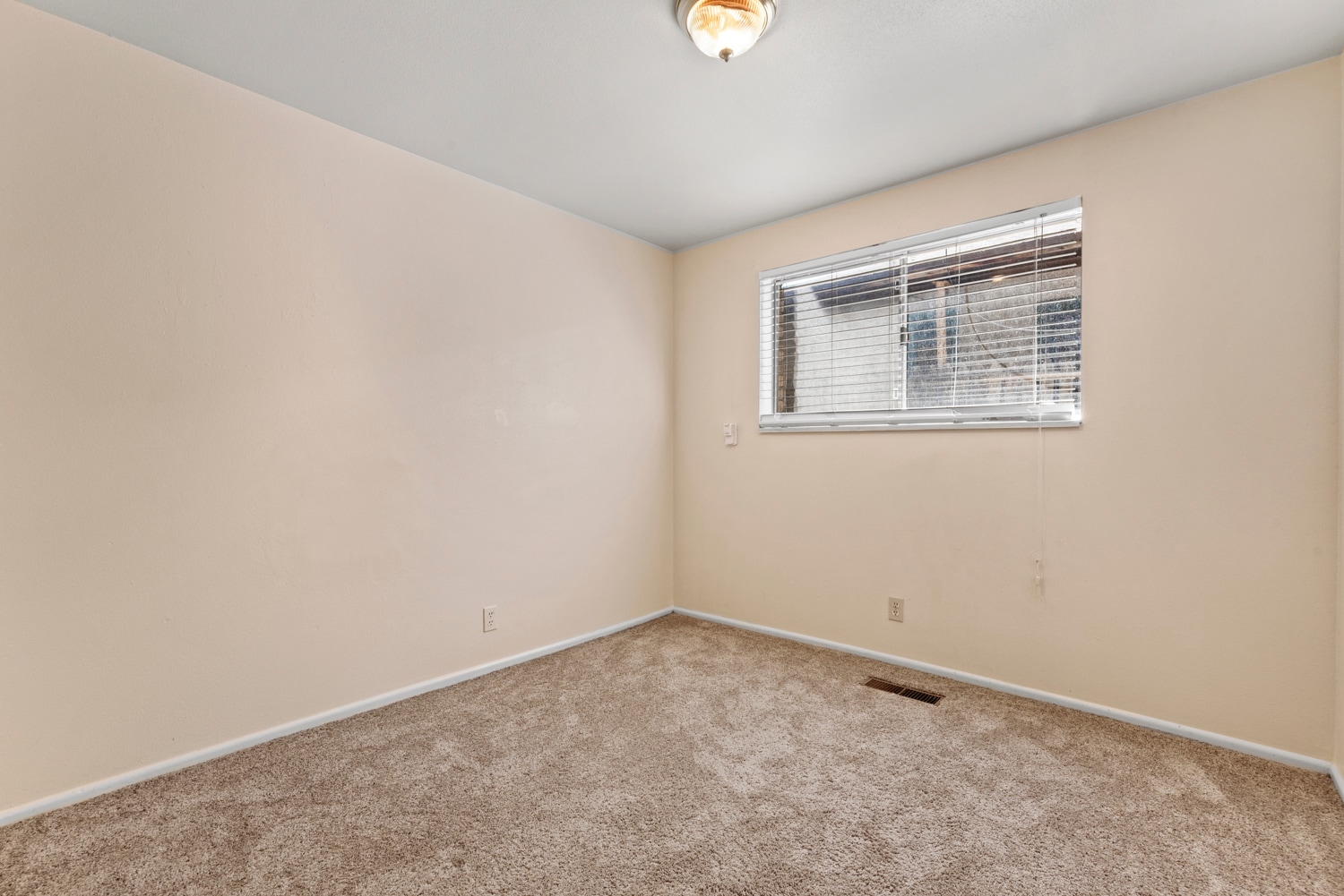 Building Photo - 353 400 E