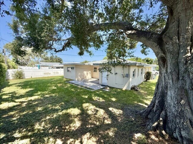 Building Photo - 14218 Sharon Dr