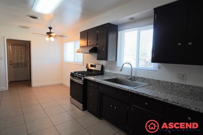 Building Photo - 3 Bedroom Home Near Compton Junior High in...