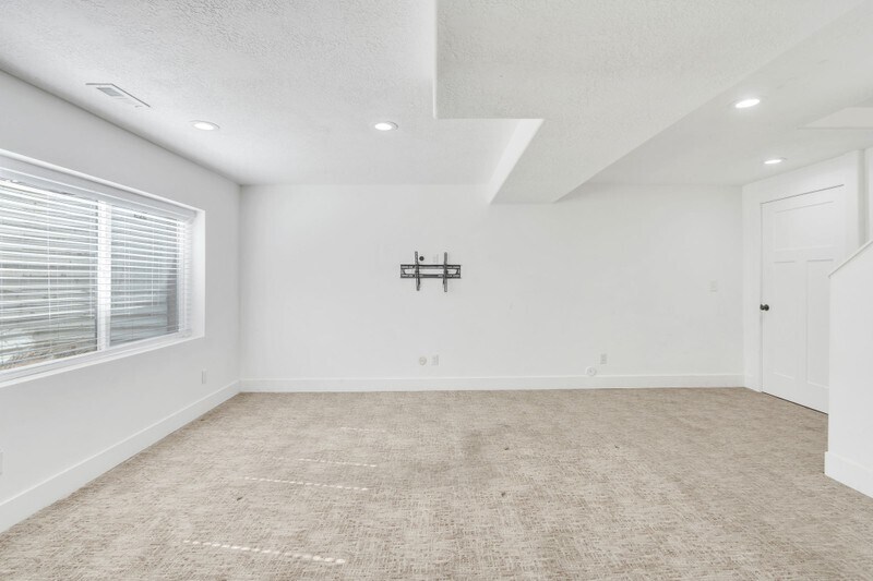 Building Photo - 564 N 40 W St