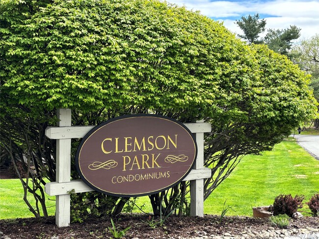 Building Photo - 10 Sycamore Dr