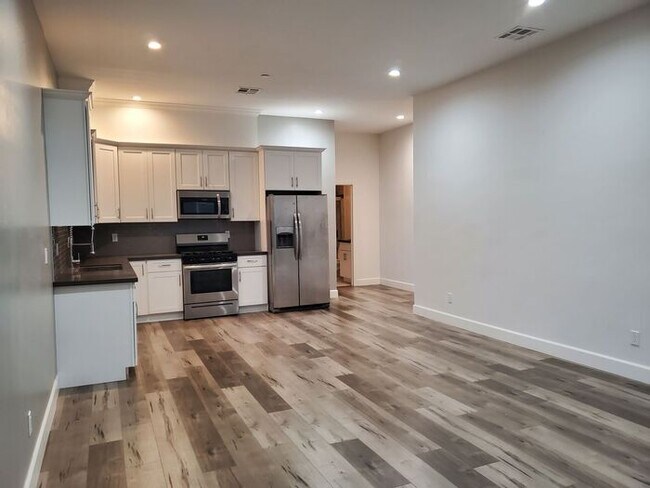 Building Photo - 4 bed 3 bath condo unit
