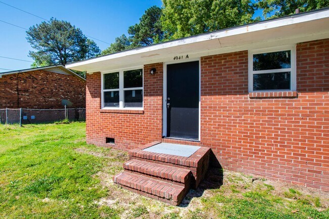 Building Photo - 4943 Fieldcrest Dr