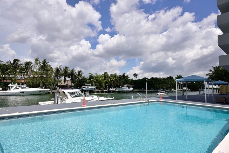 Building Photo - 10000 W Bay Harbor Dr