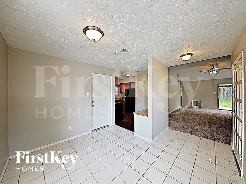 Building Photo - 17326 Davenway Dr