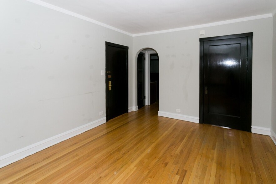 Building Photo - 2105 W Ainslie St