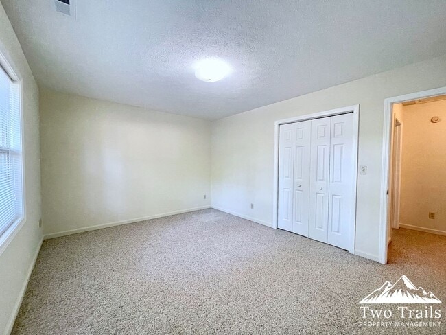 Building Photo - 707 Farmington Cir