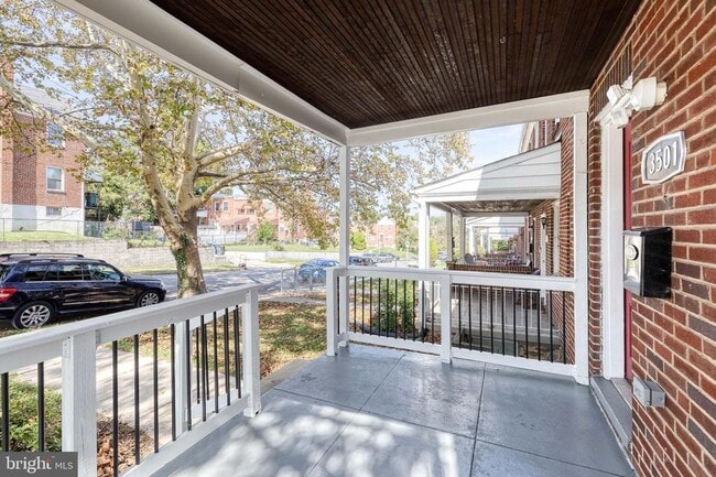 Building Photo - Welcome to this beautifully renovated 4bd 2bth end-of-group townhome in Baltimore!