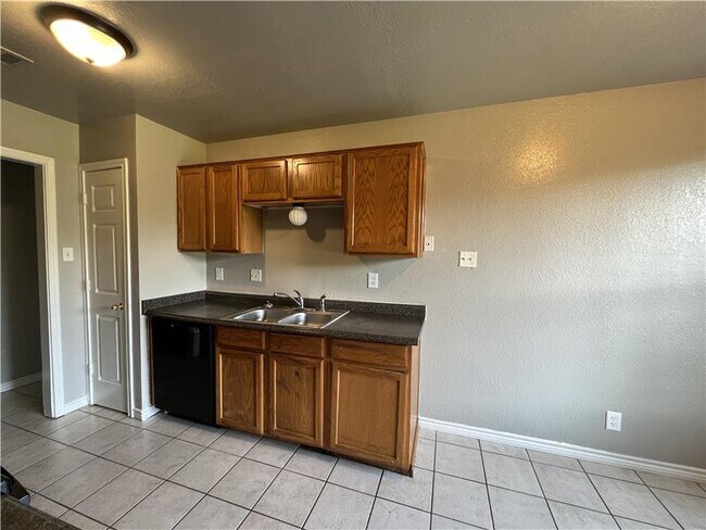 Building Photo - 3607 Crescent Dr