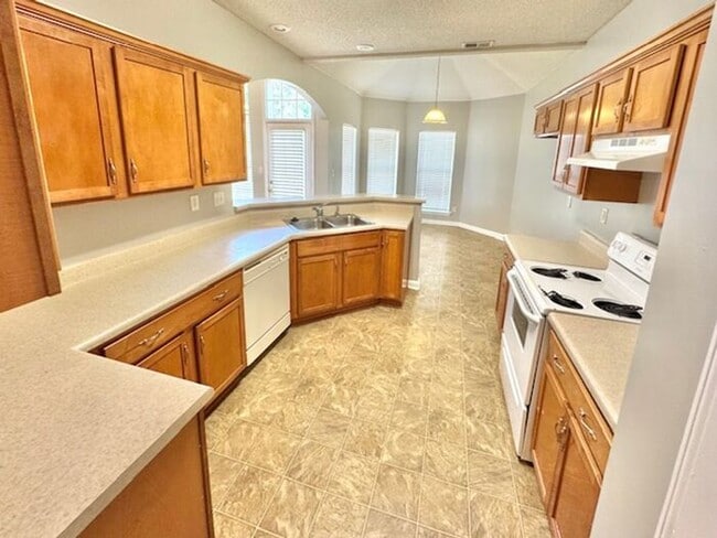 Building Photo - Spacious 3 Bedroom 2.5 With Loft Area Home...