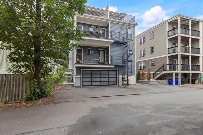 Building Photo - 10 Hallet St