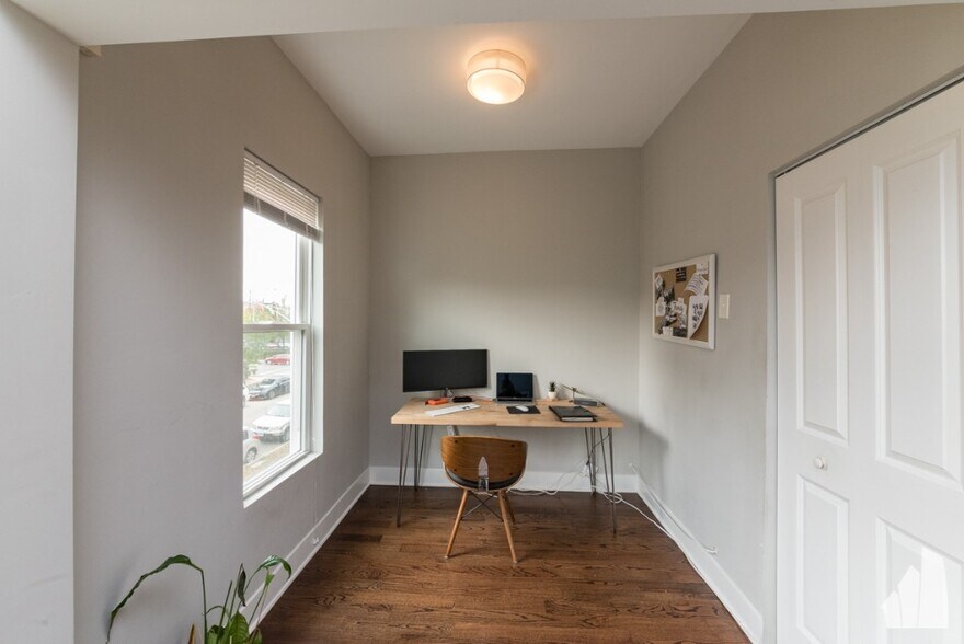 Building Photo - 3570 W Dickens Ave