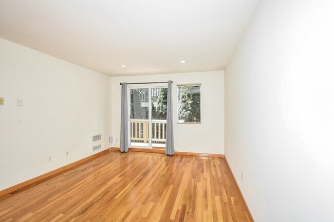 Building Photo - 3BR/3.5BA Craftsman Townhome w/ 2-Car Garage in Prime Seattle Location
