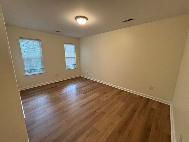 Building Photo - 3 Bed 3 Bath Garage Apartment Home