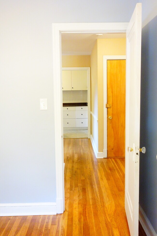 Building Photo - 8409 Greenwood Ave