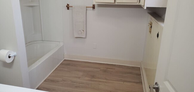 Building Photo - 4 bd, 2 ba 2-story house, central west Columbia location, many recent improvements