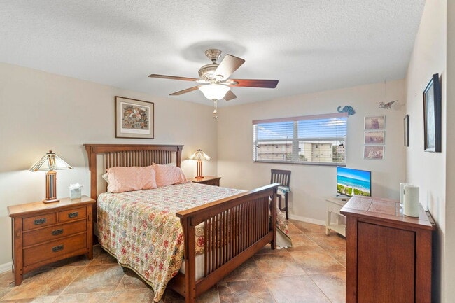 Building Photo - 2615 NE 1st Ct