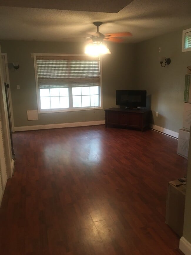 Building Photo - Beautiful 3Bd/2.5 Bath Goshen Woods Property