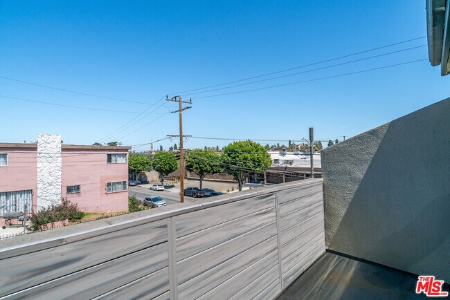 Building Photo - 119 E Beach Ave