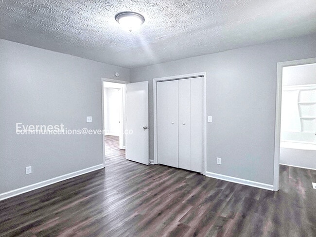 Building Photo - 2083 Phillips Rd