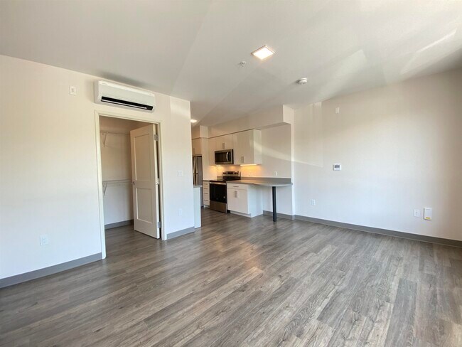 Building Photo - 409 Elm St