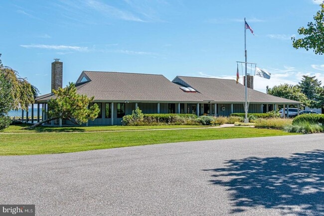 Building Photo - 102 Golf Ct