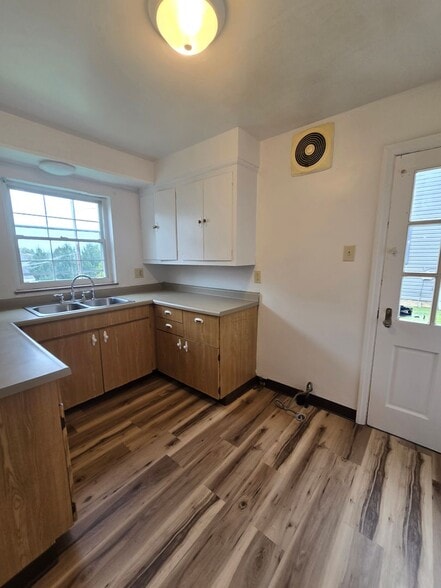 Building Photo - 335 Charles Ave