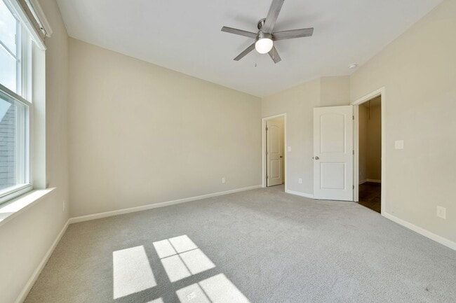 Building Photo - Beautiful 3bd/2.5ba Townhouse Available in Durham!