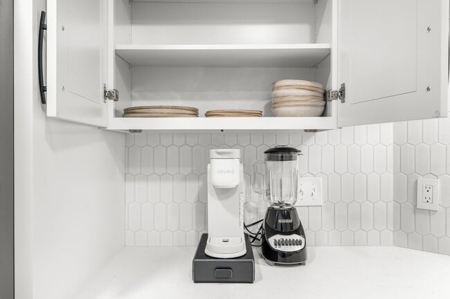 Building Photo - 420 Alpha St