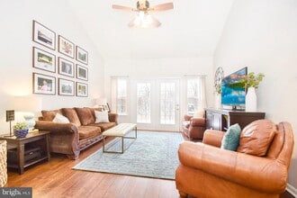 Building Photo - 102 Peregrine Ln