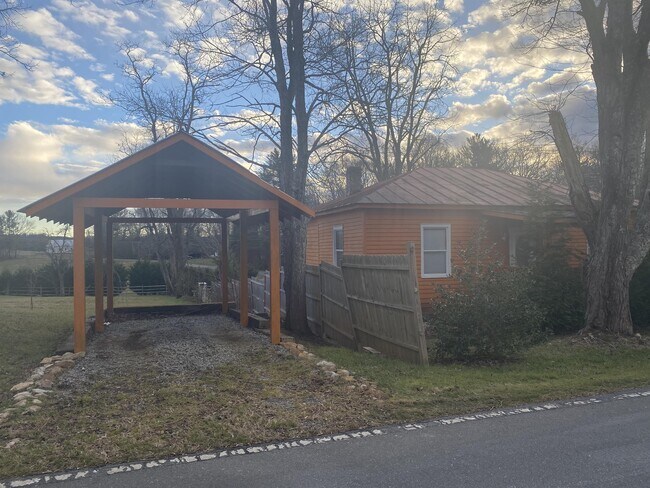 Building Photo - 727 Piney Creek School Rd