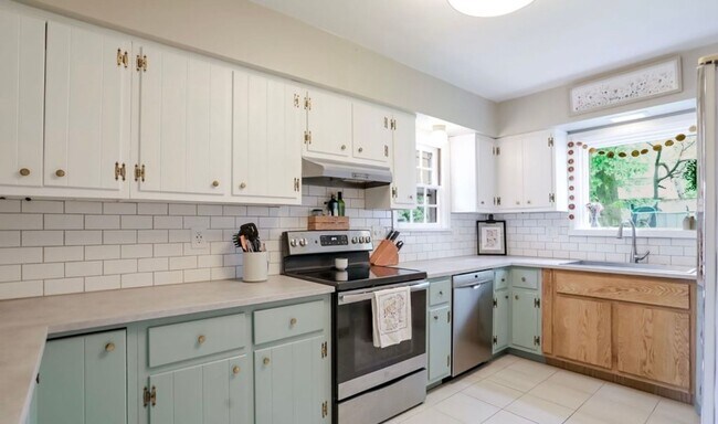 Building Photo - Stunning 3 Bedroom