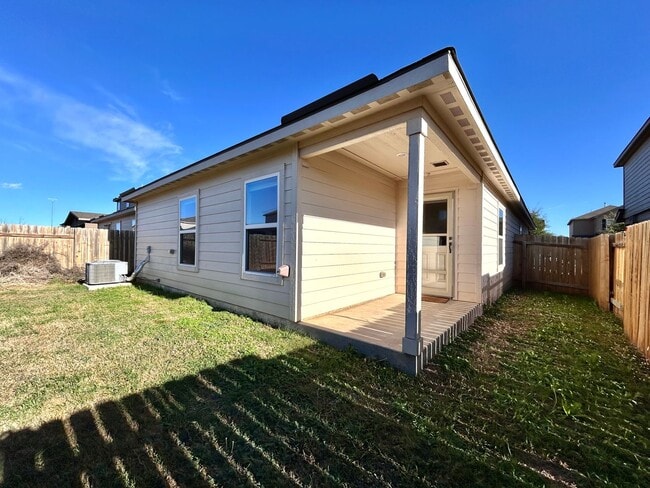 Building Photo - Comfortable 3 Bed / 2 Bath Home with Washer & Dryer and 2-Car Garage