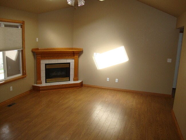 Building Photo - Great 4 bed Duplex