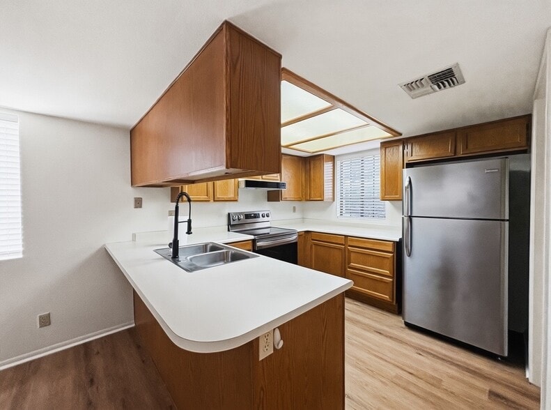 Building Photo - 2020 W Union Hills Dr