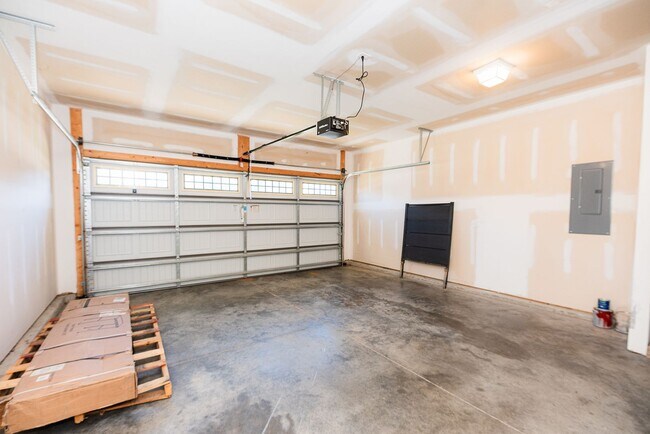 Building Photo - Amazing 4 bedrooms, 2.5 baths 2-story home in Clemmons w/ 2 car garage/fenced in backyard