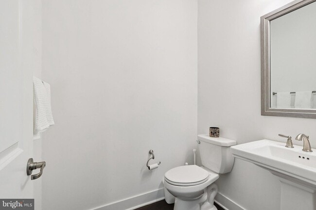 Building Photo - 2 Dogleg Ln