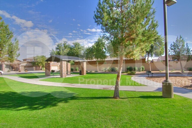 Building Photo - 730 N Robins Way
