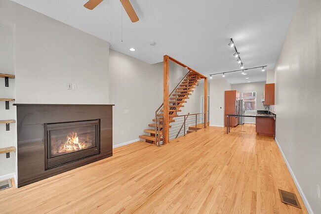 Building Photo - $3,225.00 - 2 Beds, 1.5 Bath, Townhouse in...