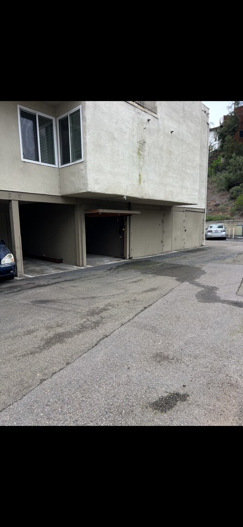 Building Photo - Vacant and Ready, Del Mar Bluffs, West of I-5, Minutes to Beaches and Del Mar