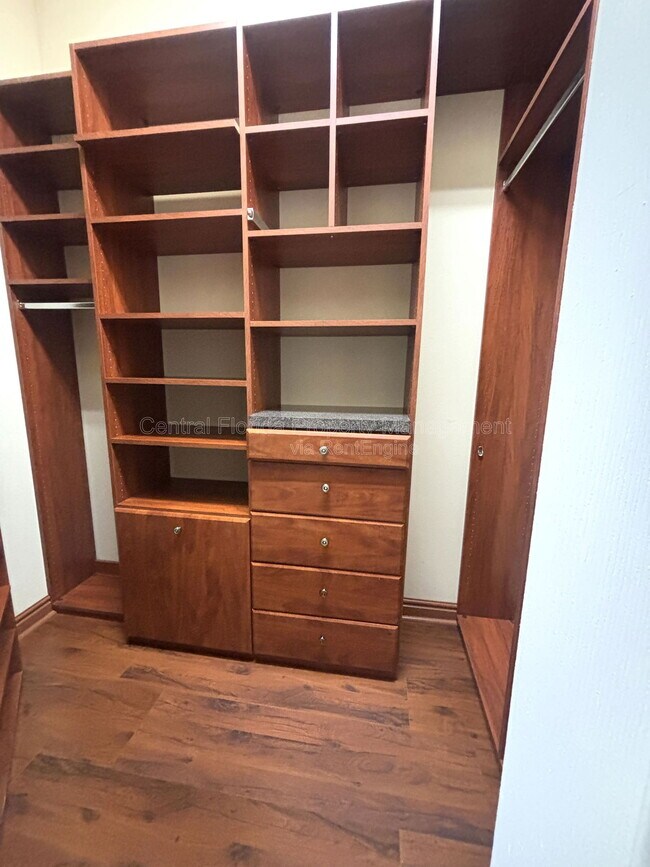 Building Photo - 902 Hire Cir