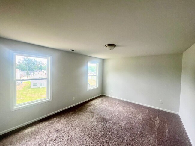 Building Photo - Welcome Home! 4BR/2.5BA in Manning Crossing – Elon