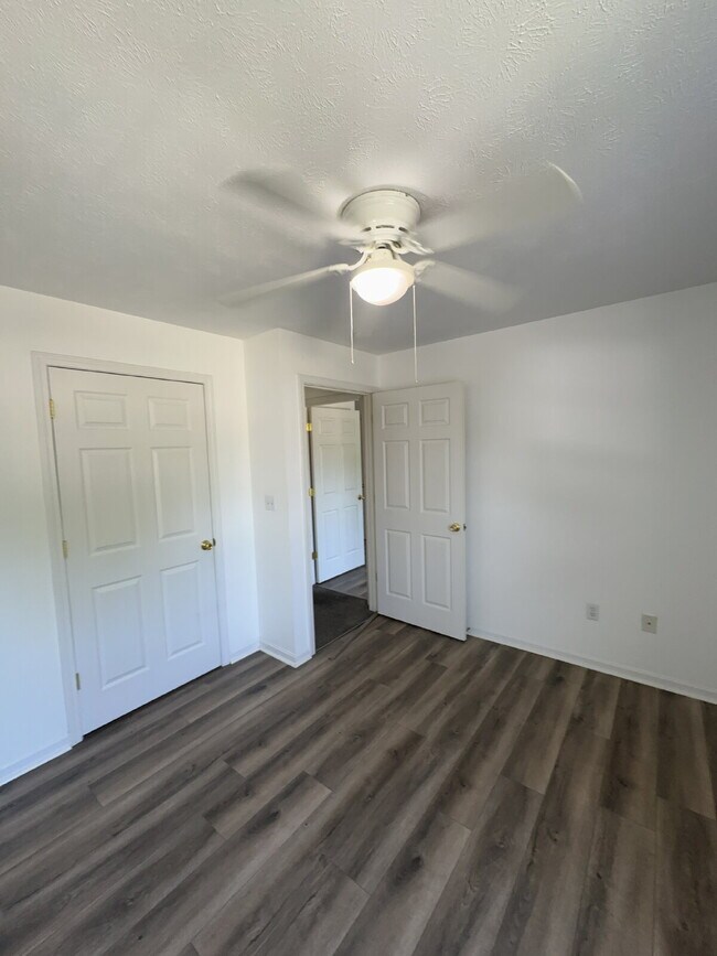 Building Photo - "2-Bed, 2-Bath Gem with Spacious 904 Sq Ft...