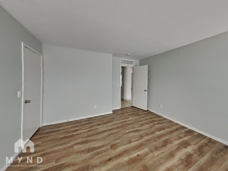 Building Photo - 11903 W Cabrillo Dr
