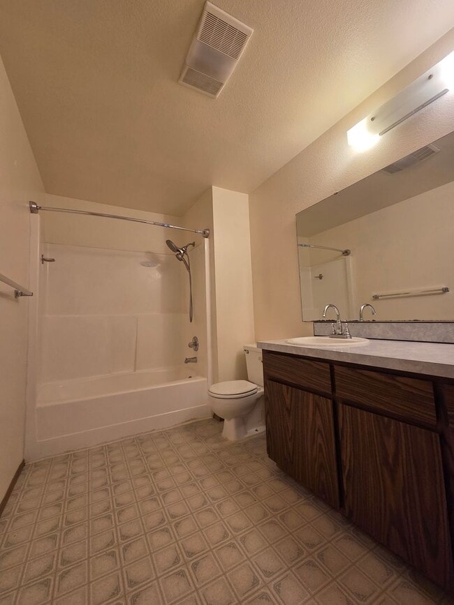 Building Photo - Spacious home with fully fenced yard!