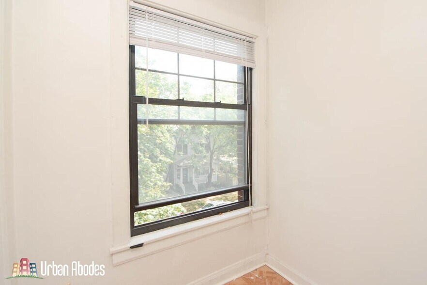 Building Photo - 3009 N Racine Ave