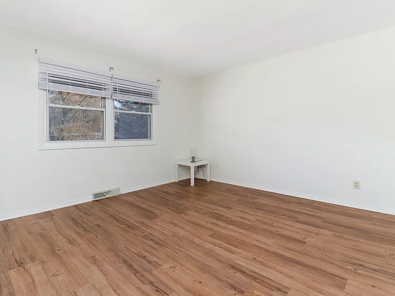 Building Photo - 913 S Linden St